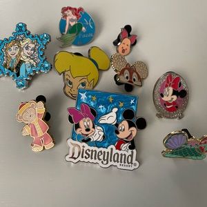 A lot of NINE Disney pins